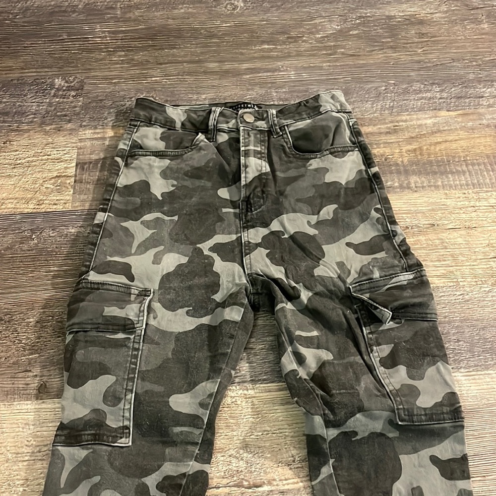 High rise women’s cargo camo jeans